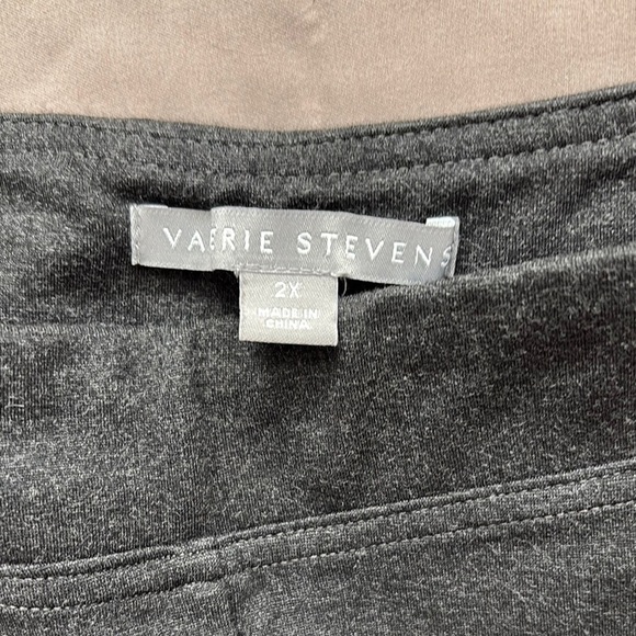 Valerie Stevens Black Capris - Picture 2 of 7